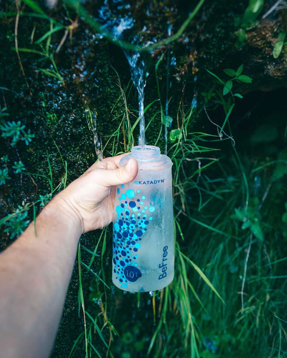 Nabírání vody pomocí filtrační láhve Katadyne BeFree