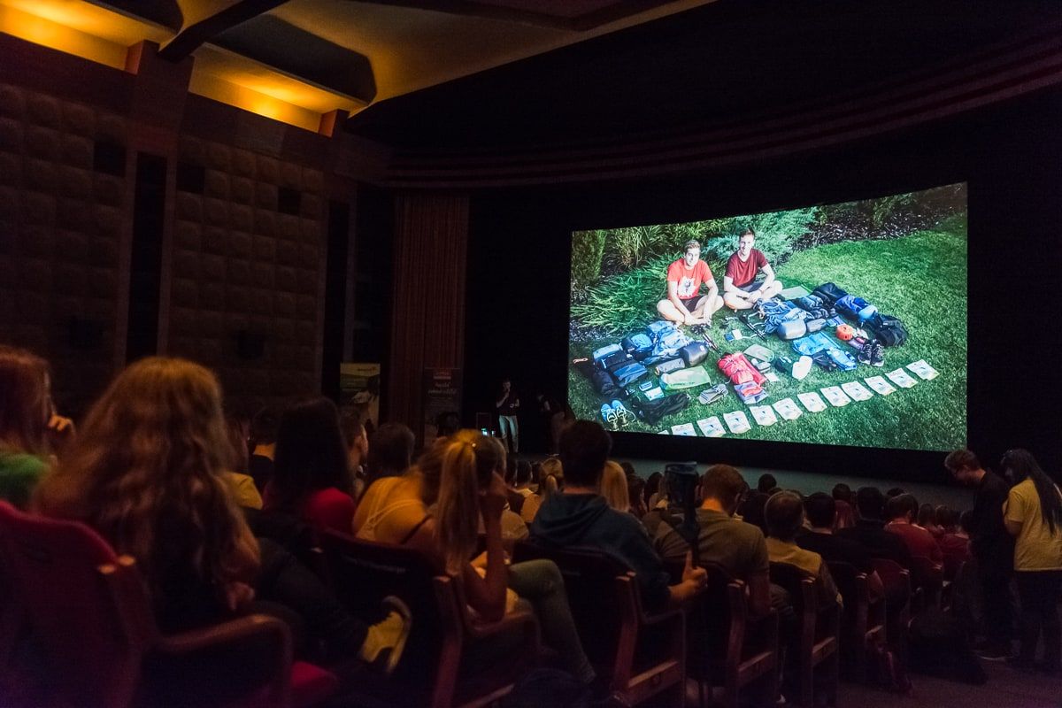 Lidé sedící v sále a sledující přednášku o ultralehkém vybavení, názorná ukázka na plátně