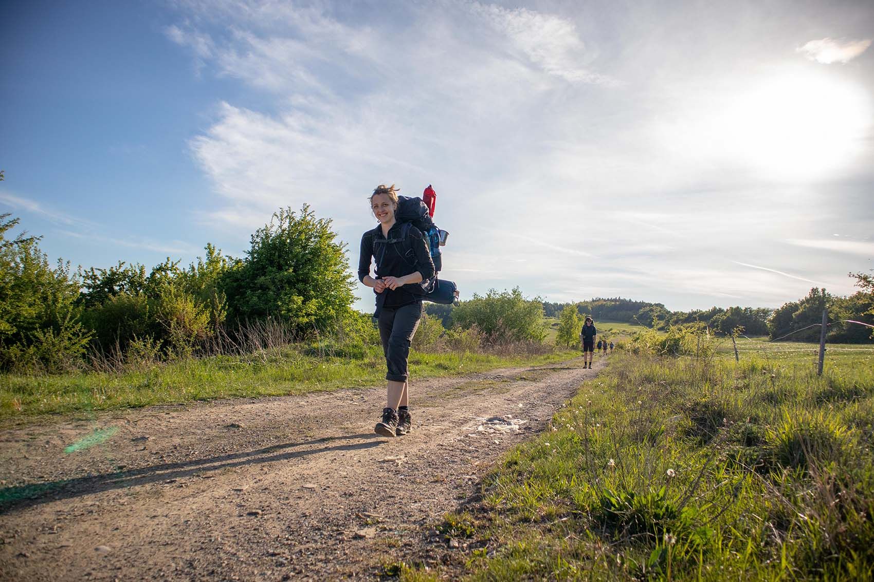 Osoby jdoucí na trek s ultralehkými batohy s výbavou