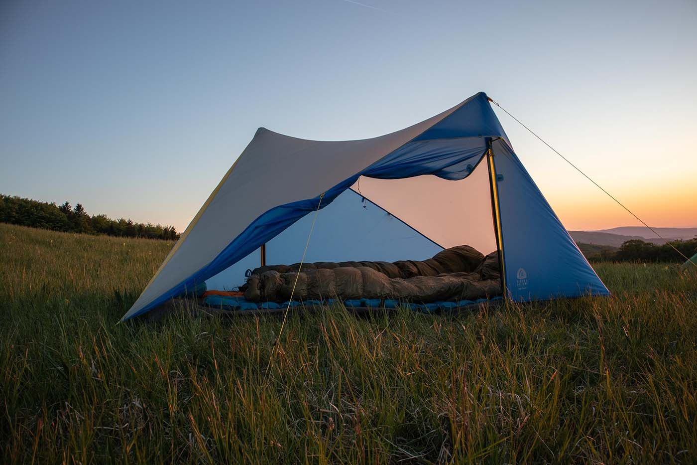 Stan Sierra Designs High Route 1 postavený na dvě trekové hole, patří do kategorie stanů bez opory