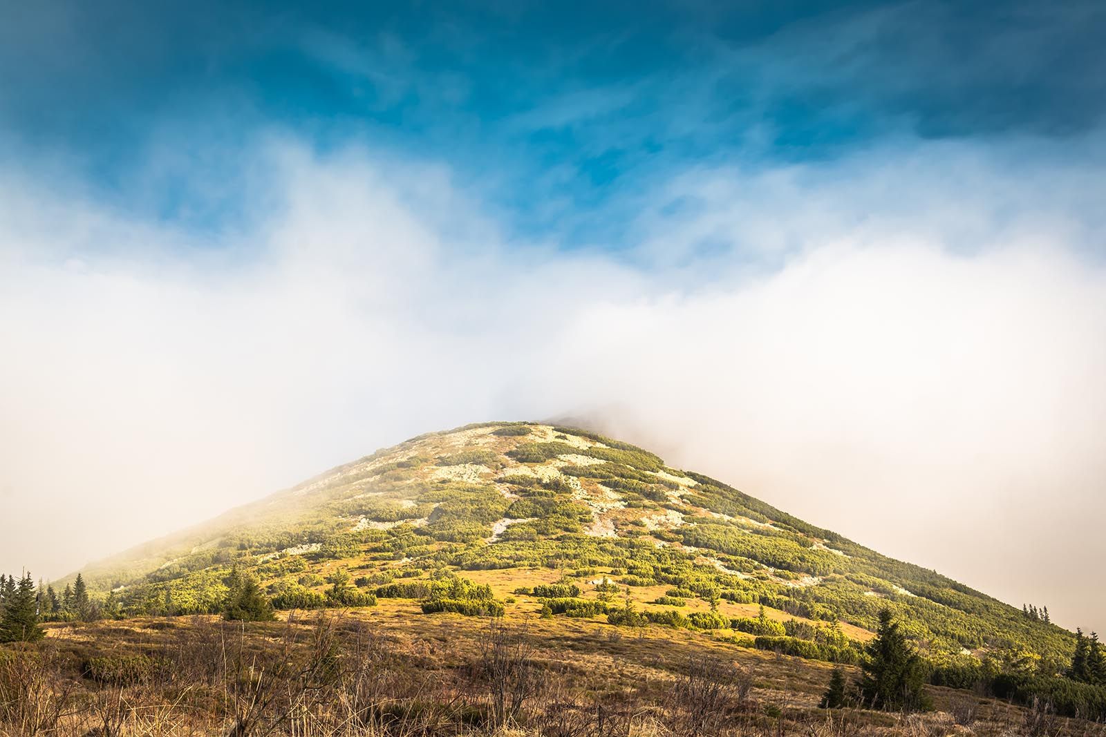 Pohled na kopec v mracích