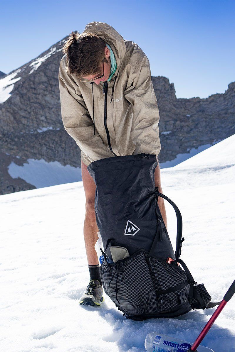 Batoh Hyperlite Mountain Gear 2400 Southwest Black - s osobou kontrolující obsah batohu