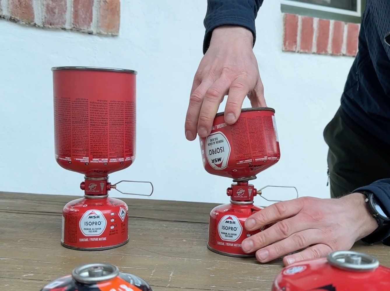 Praktické zařízení pro přenos plynu mezi poloprázdnými isobutanovými kartušemi.