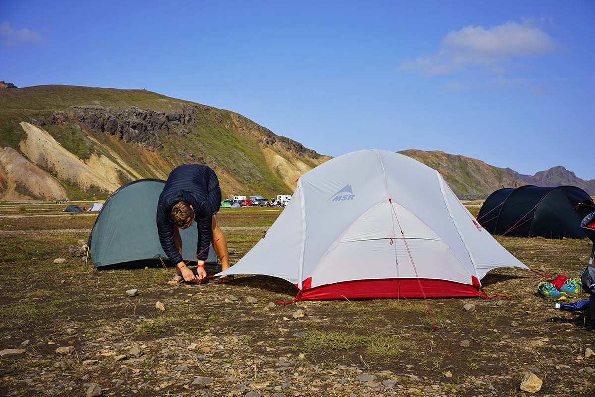 Dvouplášťový samonosný stan MSR Hubba Hubba NX - kolíkování stanu