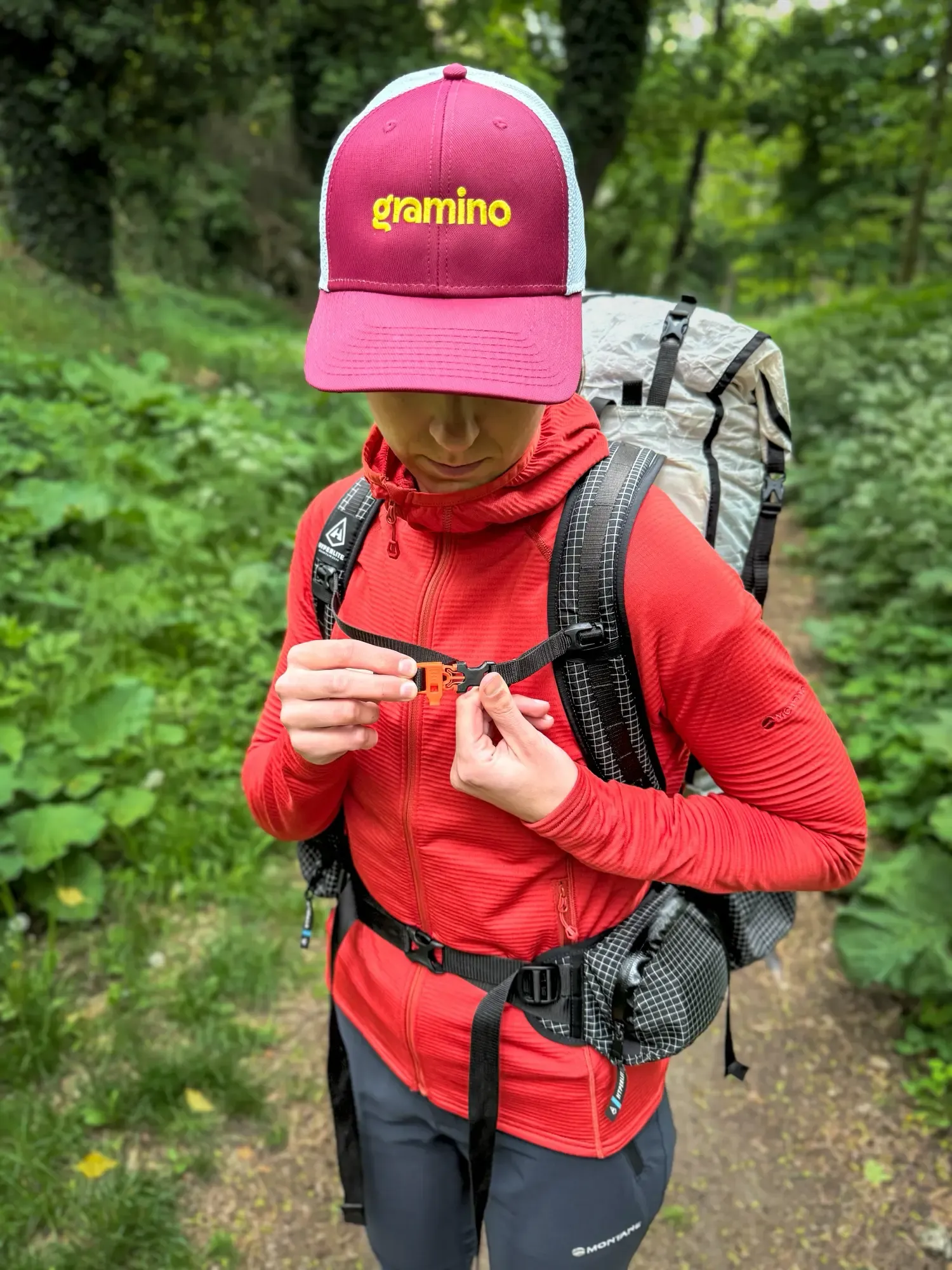 Článek Jak nastavit batoh – zapnutí hrudního popruhu