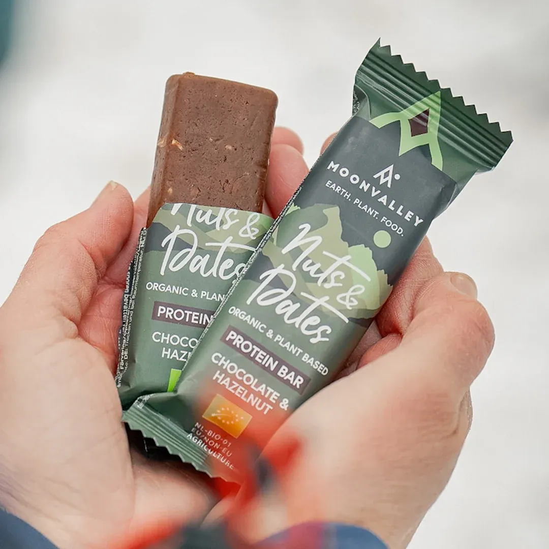 Moonvalley Nuts and Dates Bar Chocolate Hazelnuts 01