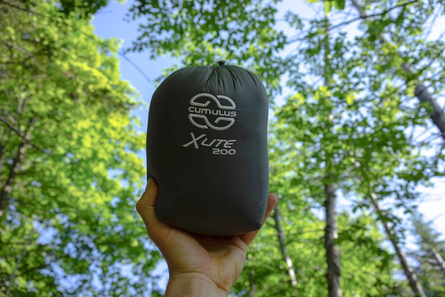 Péřový spacák Cumulus X-Lite 200 zabalený v cestovním obalu.