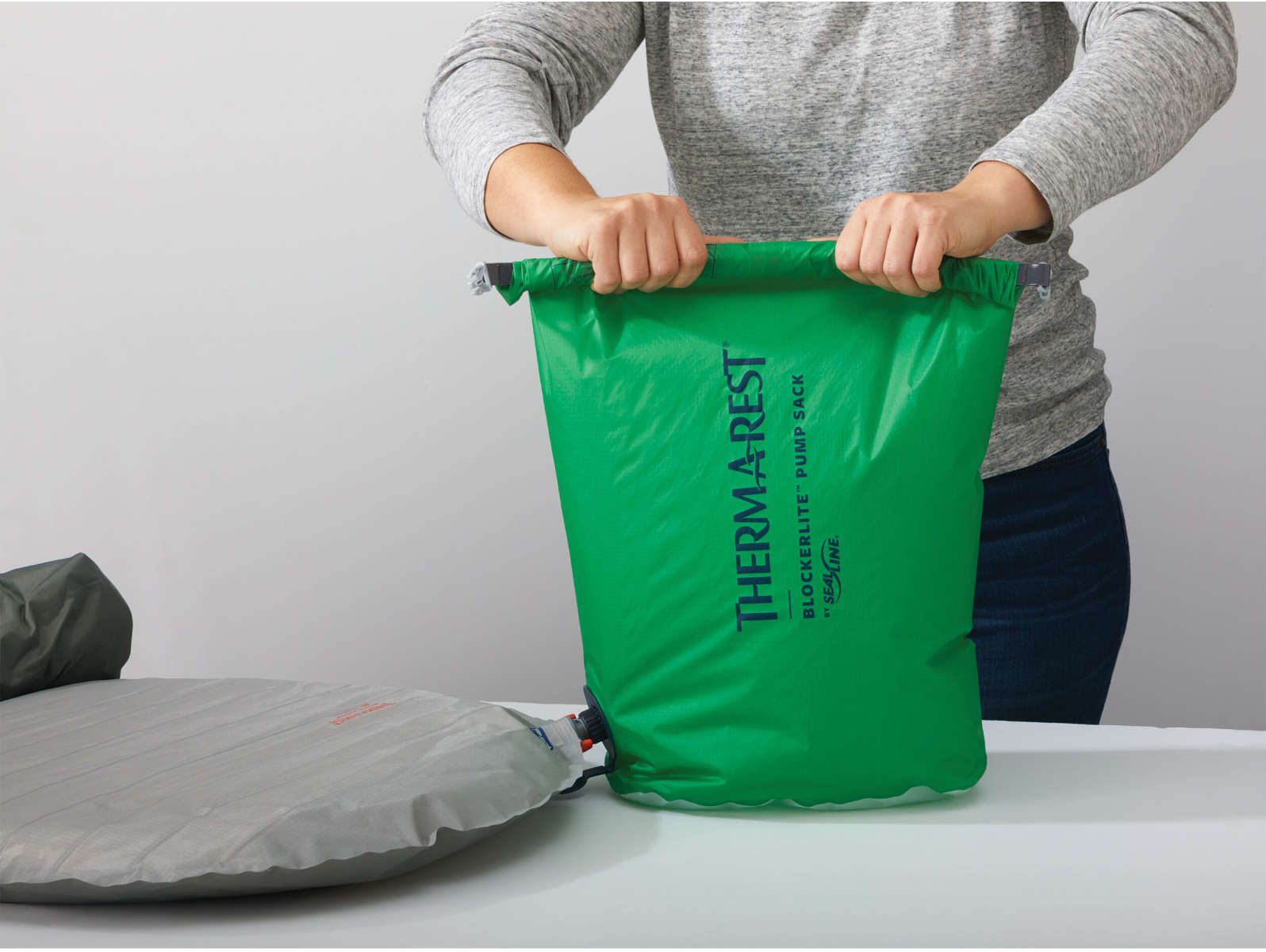 13228 Thermarest Blockerlite Pump Sack Pine 20 Liters Inuse