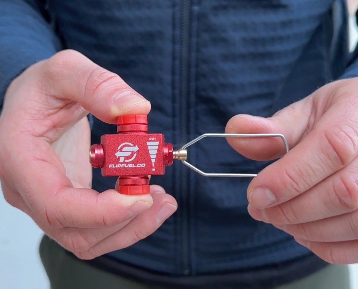 Praktické zařízení pro přenos plynu mezi poloprázdnými isobutanovými kartušemi.